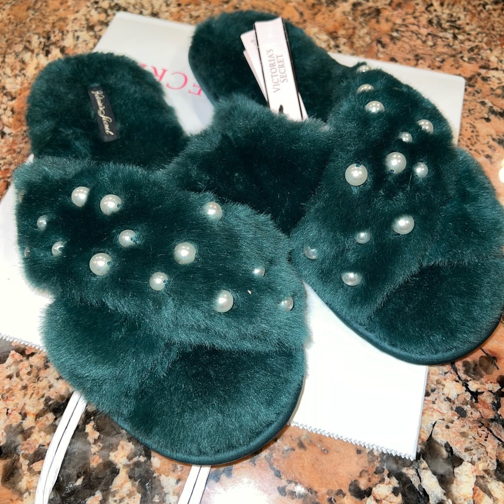 Victorias Secret Criss Cross Faux Fur Slides Green With Pearls NEW Size Small